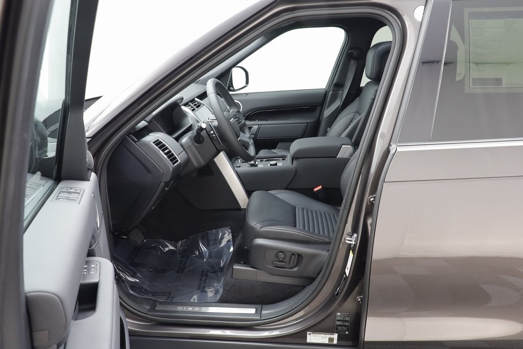 2025 Land Rover Discovery S photo 4