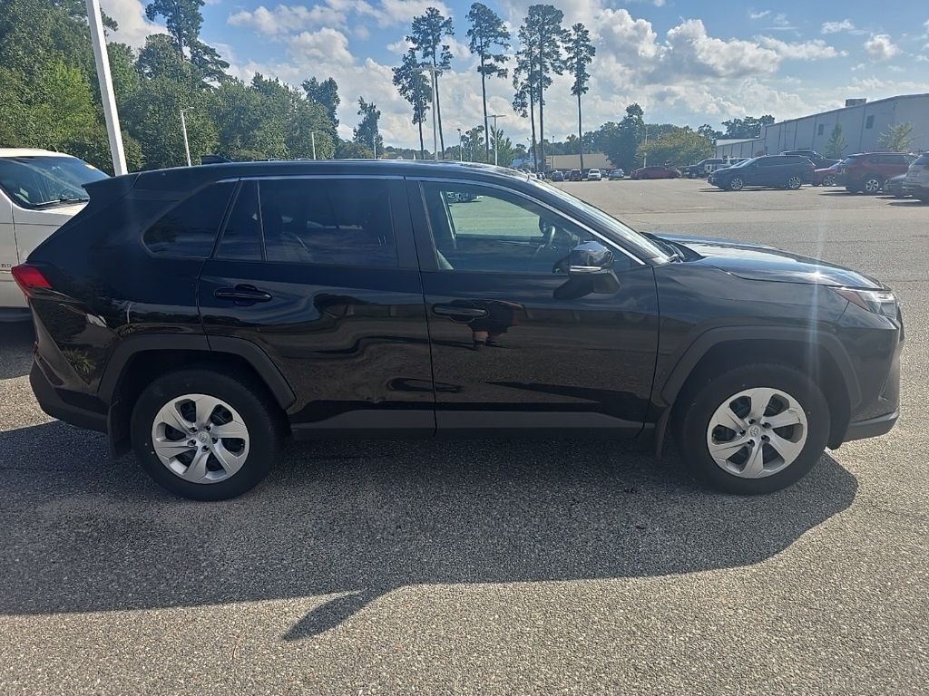 2023 Toyota RAV4 LE photo 3