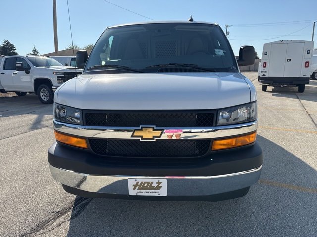 2025 Chevrolet Express Cargo 3500 photo 2