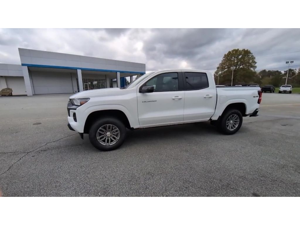 2024 Chevrolet Colorado LT photo 4