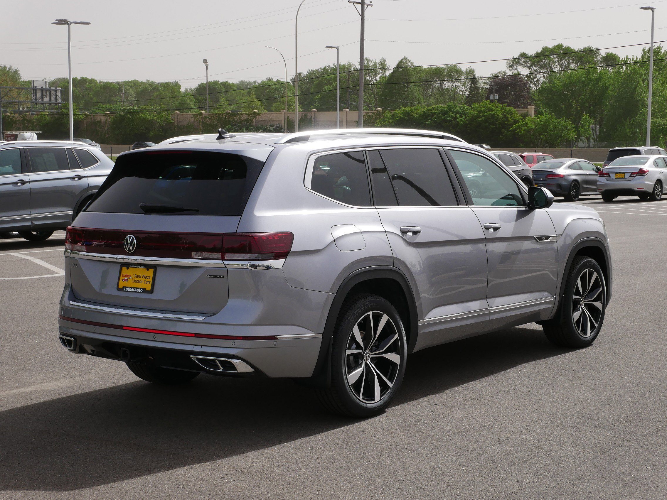 2025 Volkswagen Atlas SEL Premium R-Line photo 2