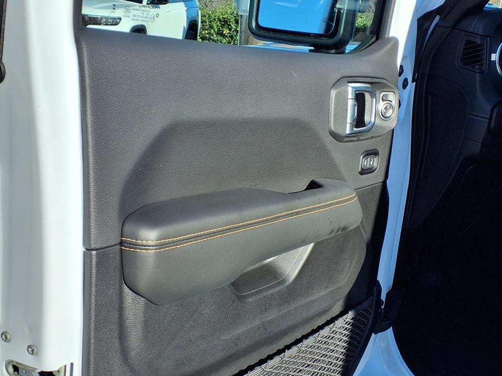 2025 Jeep Wrangler Sahara photo 4