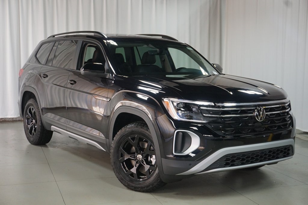 2026 Volkswagen Atlas Peak Edition SE photo 2