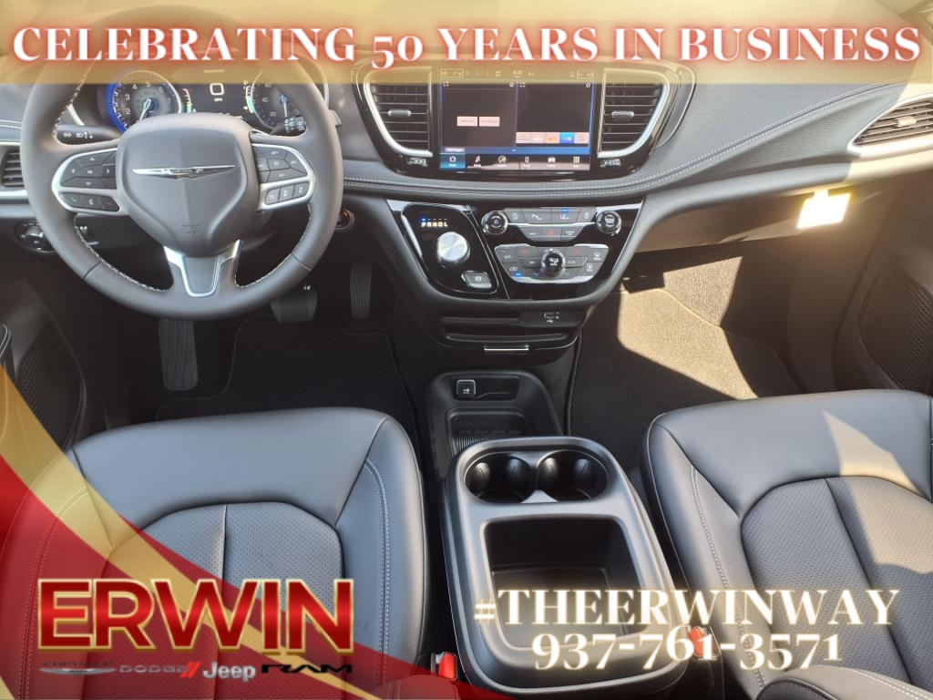 2026 Chrysler Pacifica photo 4