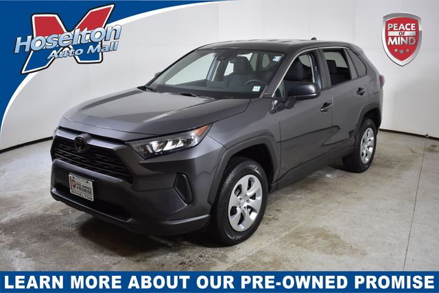 2022 Toyota RAV4 LE's photo