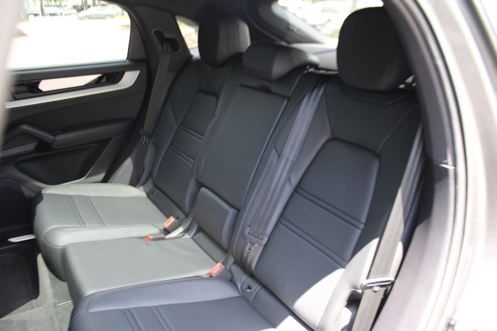 2024 Porsche Cayenne Coupe photo 32