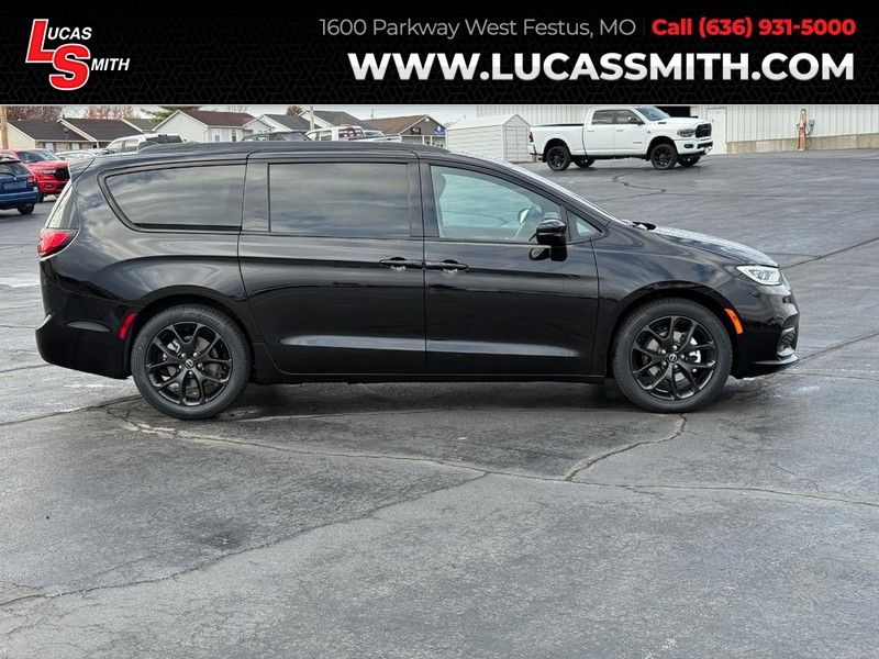 2026 Chrysler Pacifica Select's photo