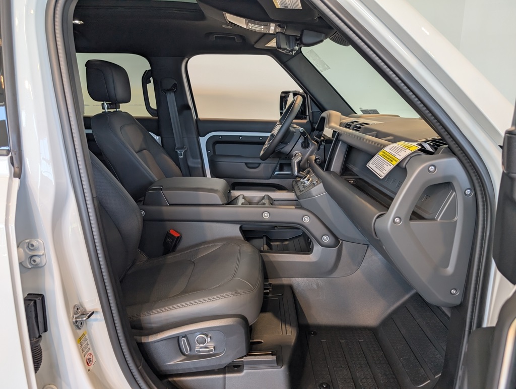 2025 Land Rover Defender 130 X photo 26