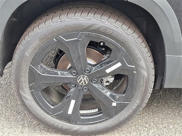 2025 Volkswagen Taos SEL photo 2