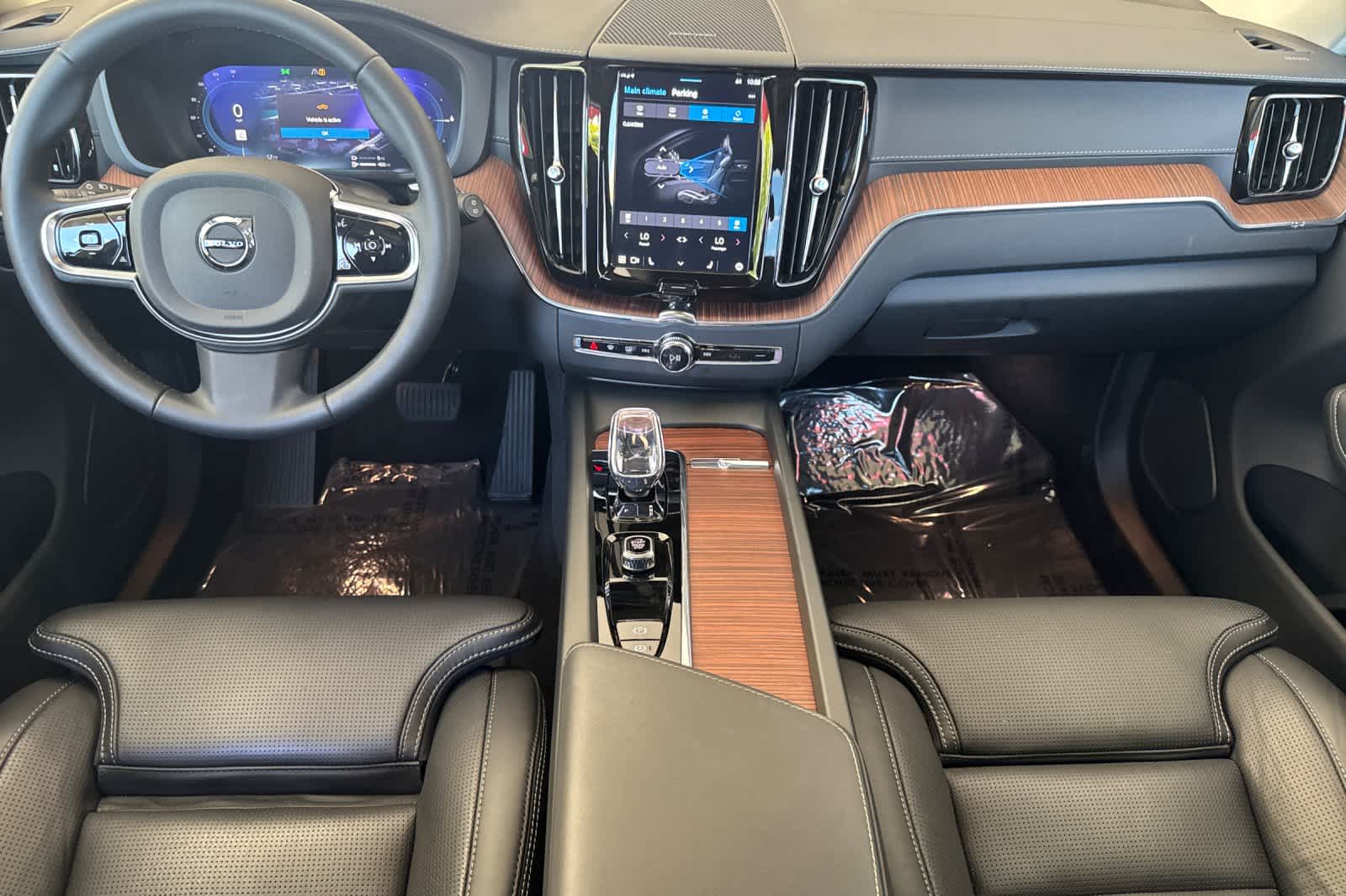 2024 Volvo XC60 Recharge Hybrid Ultimate photo 3