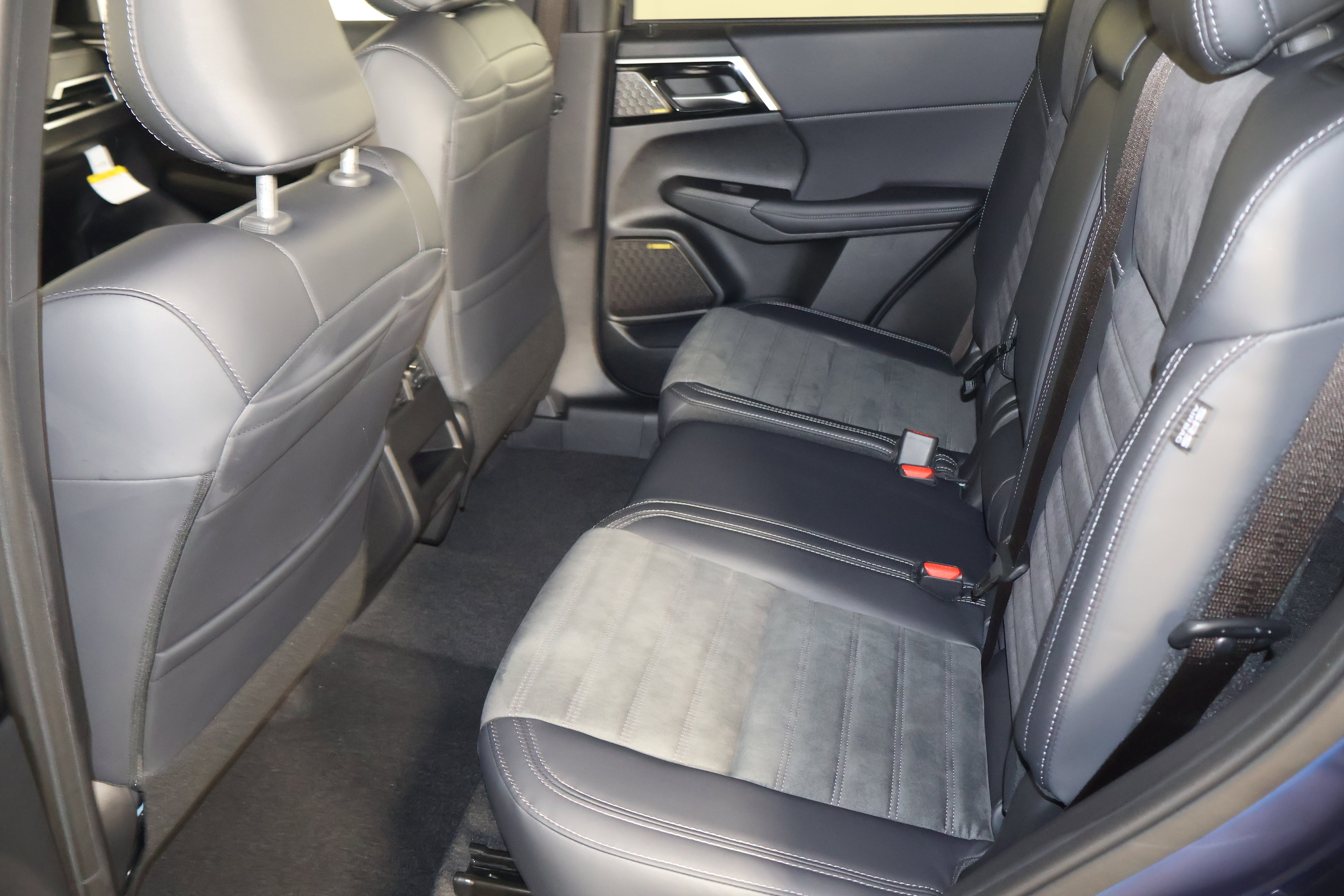 2025 Mitsubishi Outlander SE photo 13