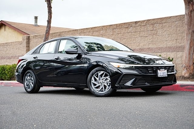 Used 2024 Black Hyundai SEL image 1