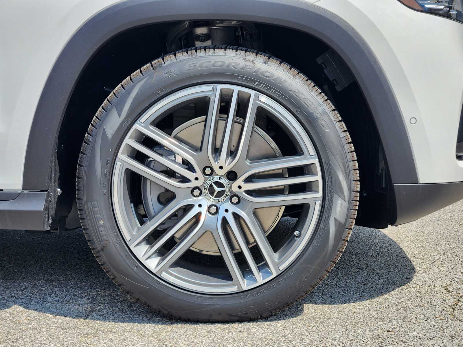 2025 Mercedes Benz GLS 450 4MATIC photo 4
