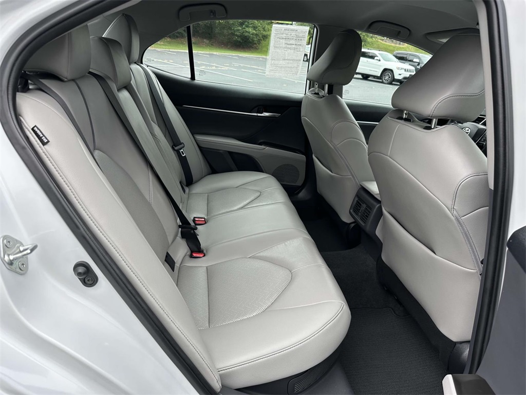 2022 Toyota Camry Hybrid XLE photo 12