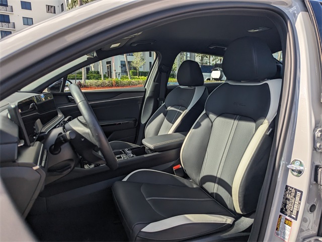 2025 Kia K5 GT-Line photo 5