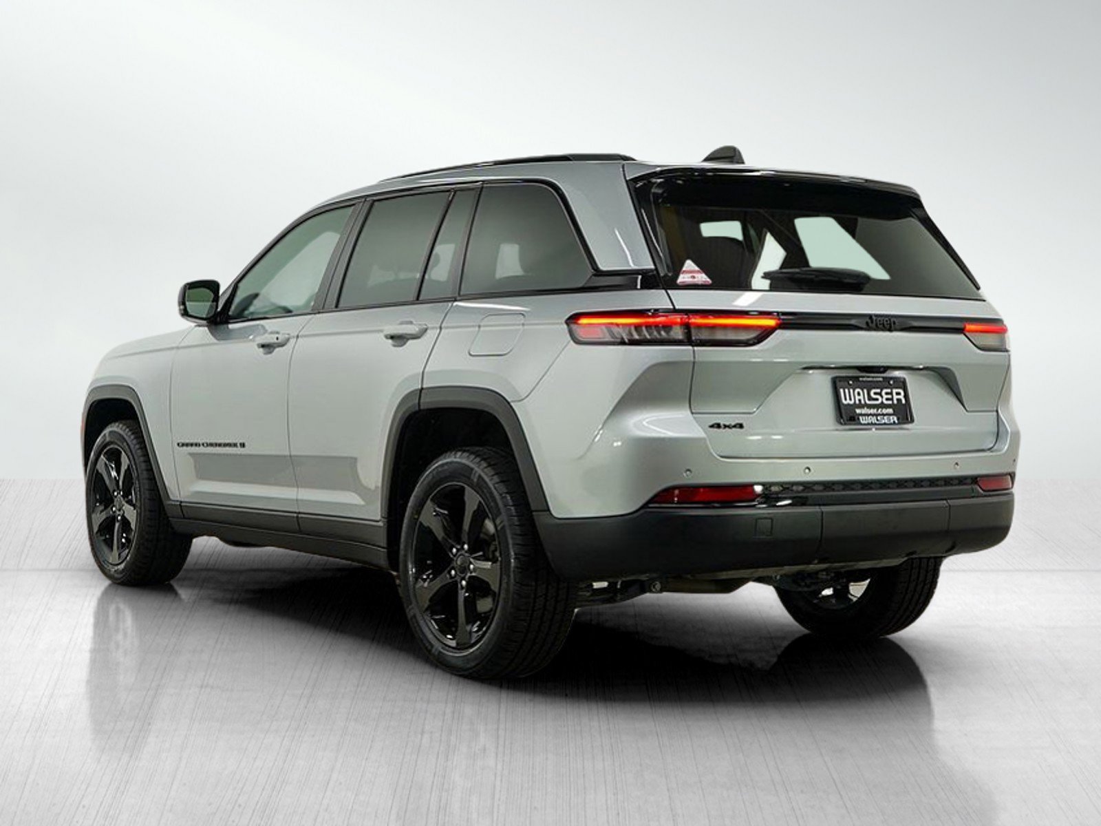 2023 Jeep Grand Cherokee Altitude photo 2