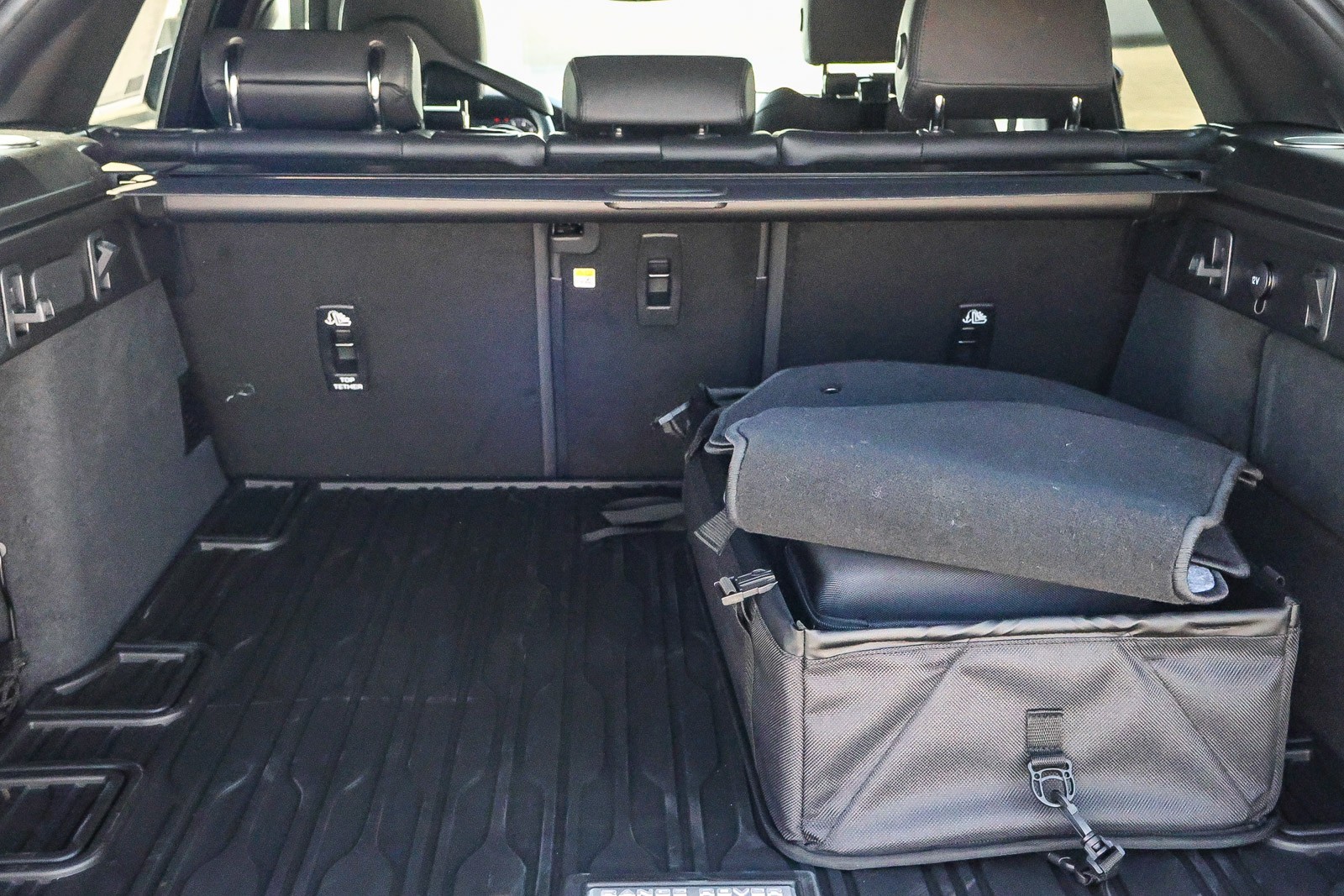 2026 Land Rover Range Rover Velar SE photo 15