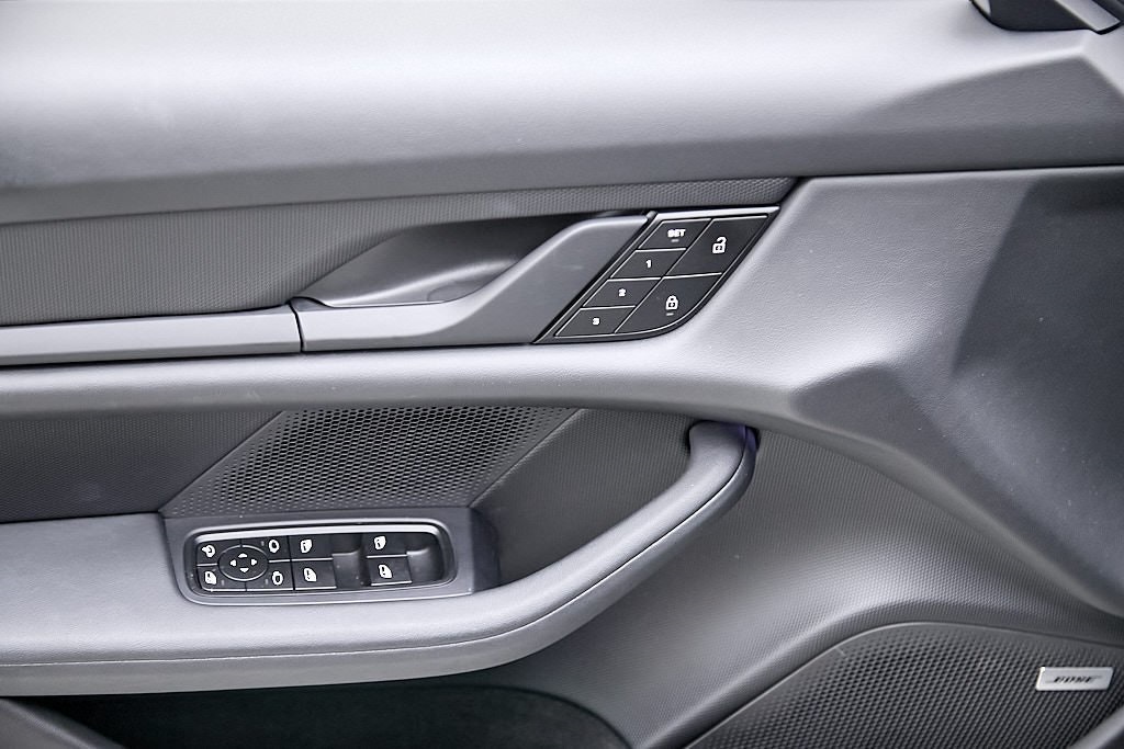 2022 PORSCHE TAYCAN - Image 24