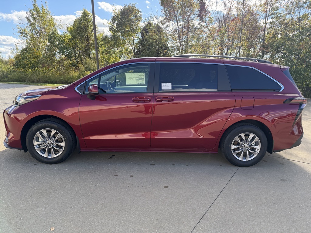 2025 Toyota Sienna LE photo 2