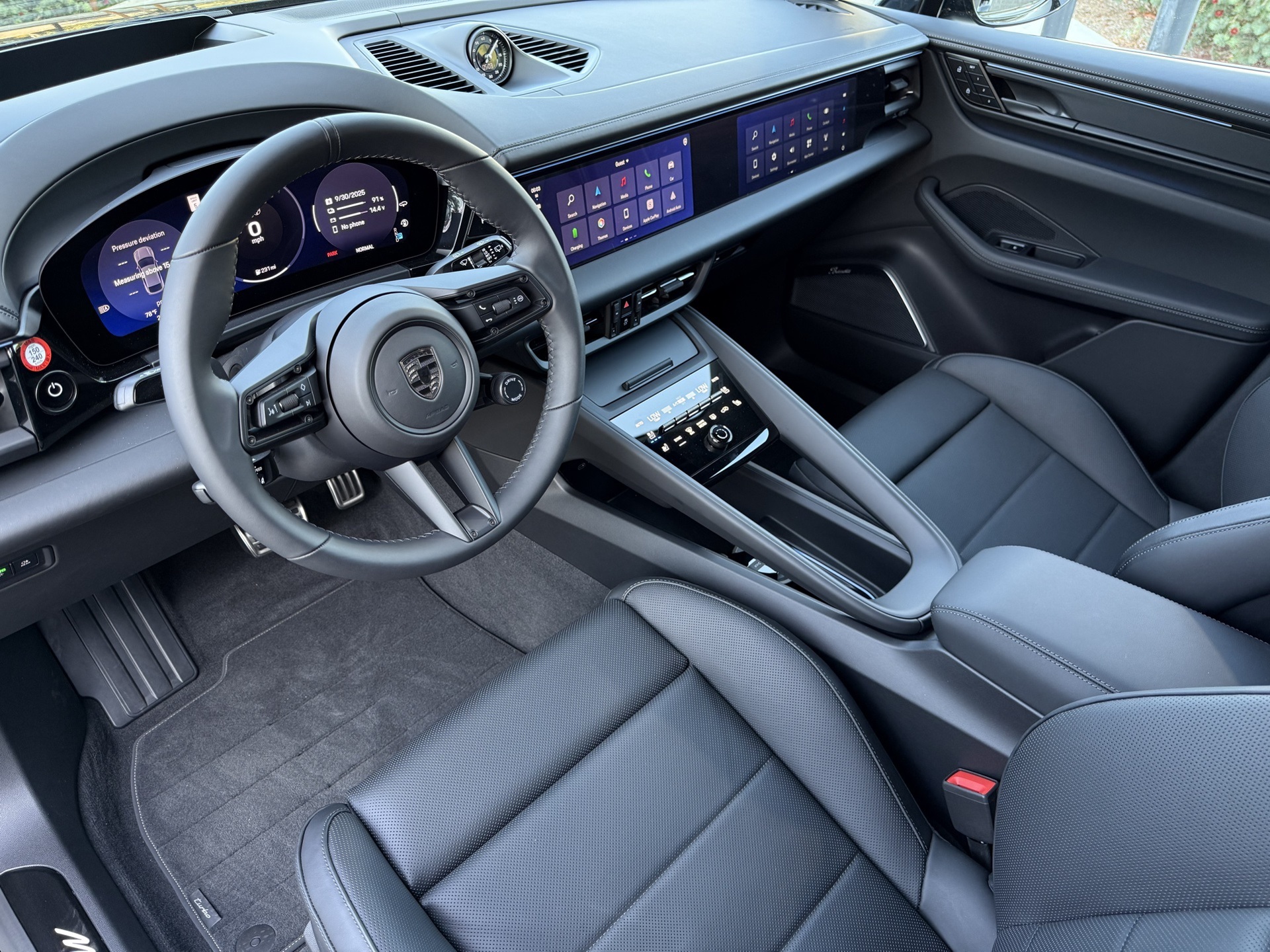 2025 Porsche Macan Turbo Electric photo 4