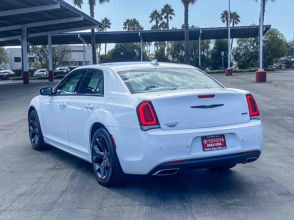 2021 Chrysler 300 Touring photo 2