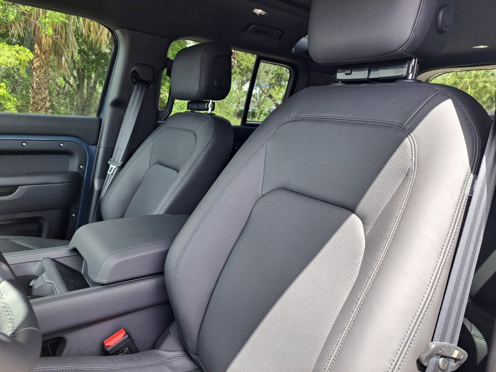 2025 Land Rover Defender 110 S photo 7