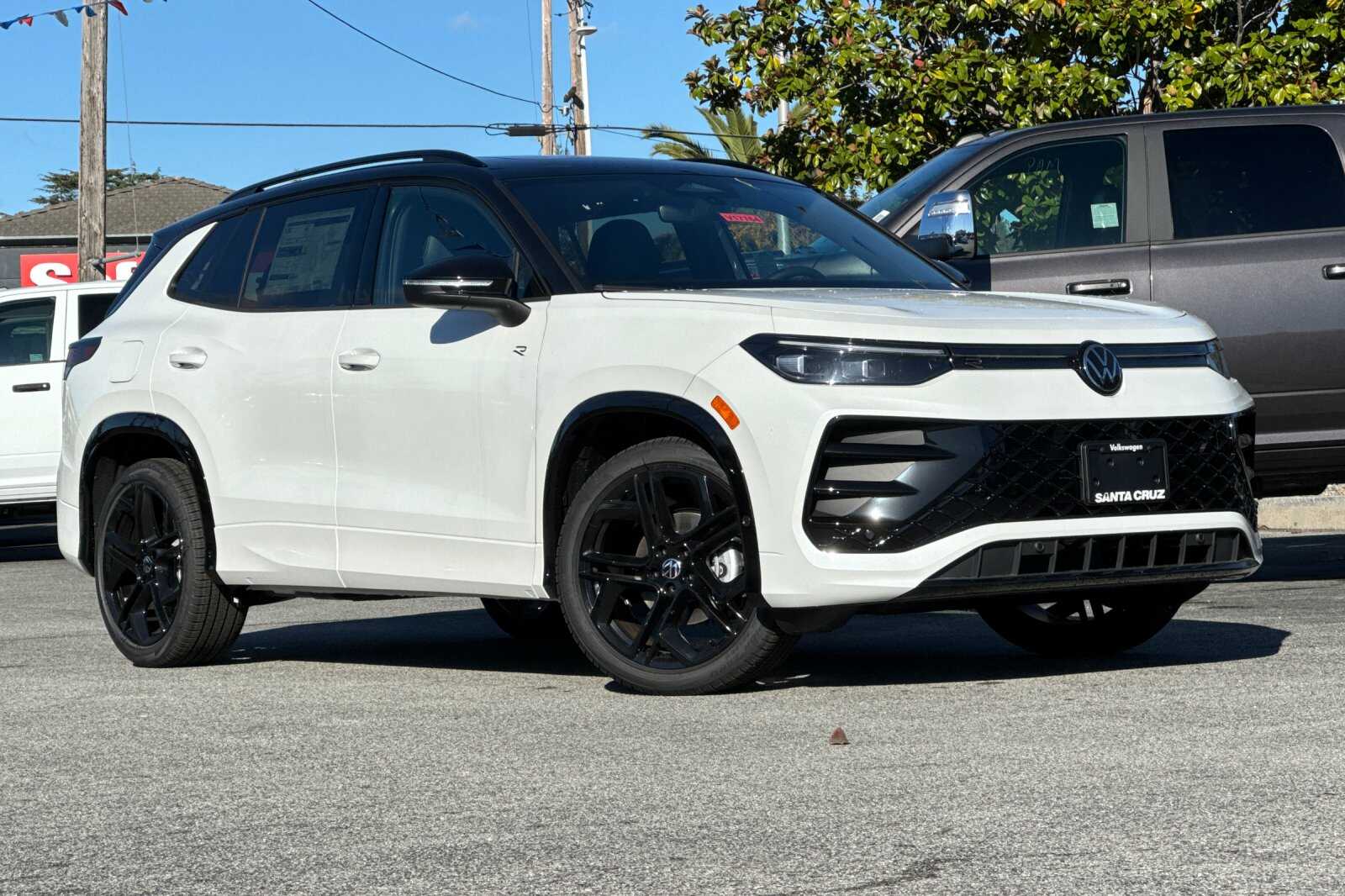 2026 Volkswagen Tiguan SE R-Line Black photo 2