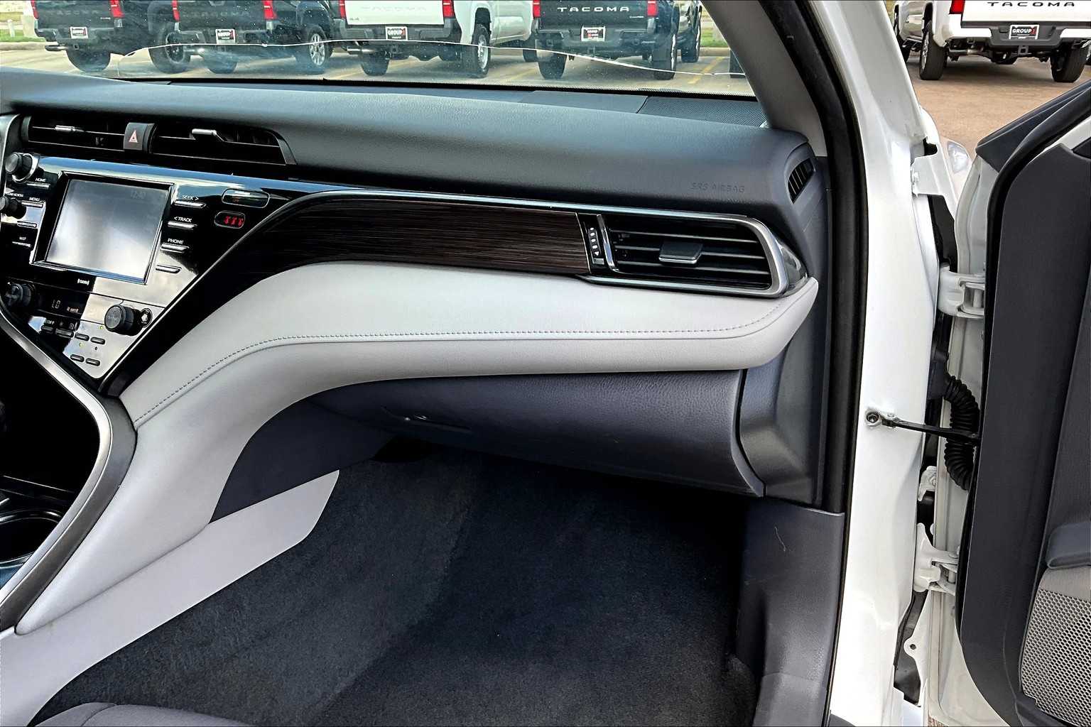 2020 Toyota Camry Hybrid LE photo 14