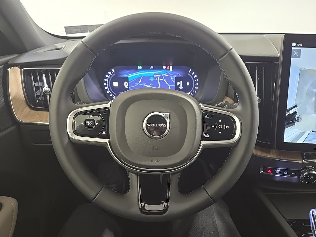 2026 Volvo XC60 B5 Plus photo 10
