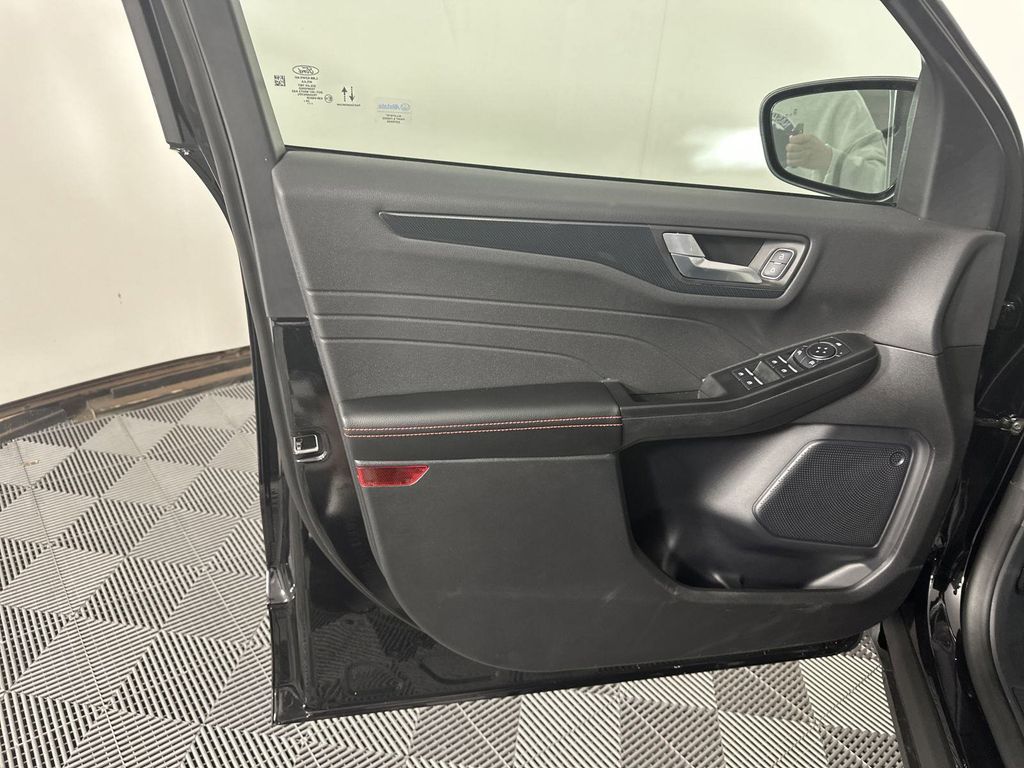 2025 Ford Escape ST-Line photo 6