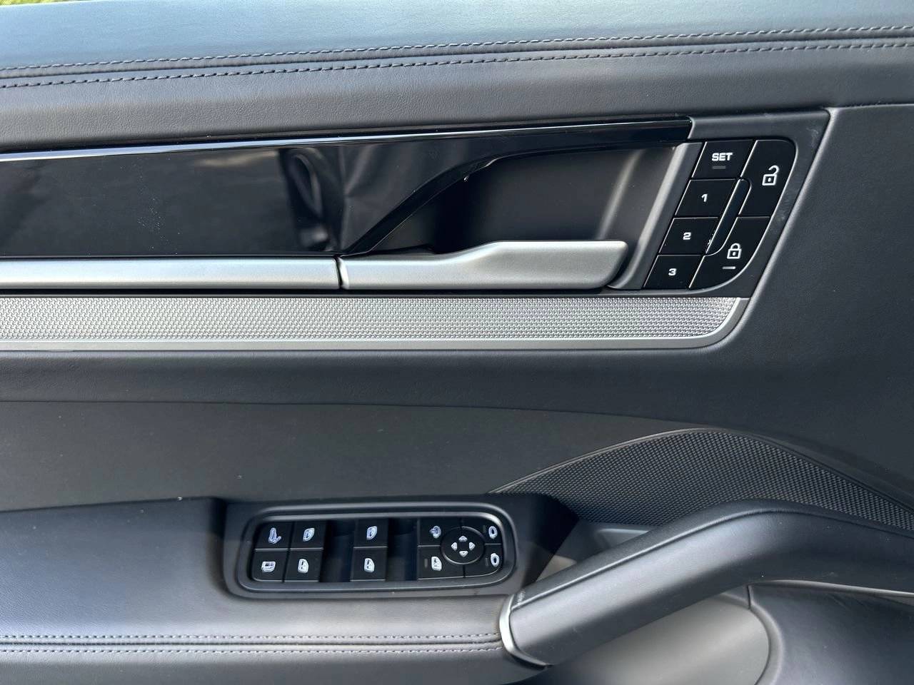 2025 Porsche Cayenne E-Hybrid Coupe photo 17