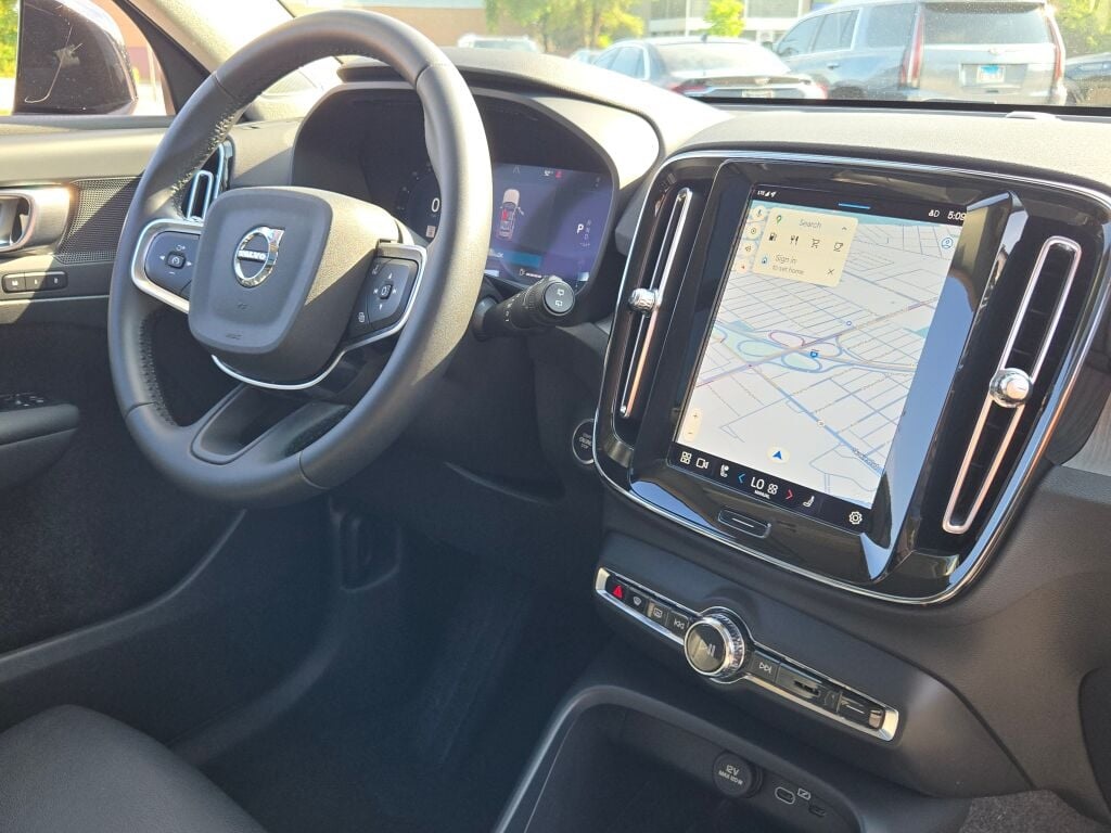 2024 Volvo XC40 Plus photo 9
