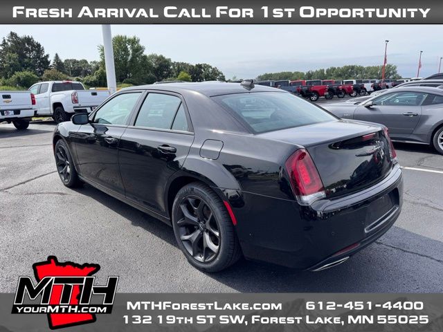 2022 Chrysler 300 S photo 3