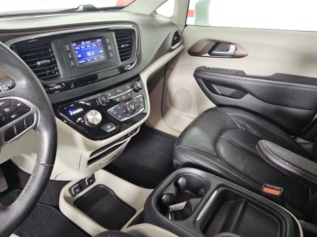 2017 Chrysler Pacifica Touring L photo 18