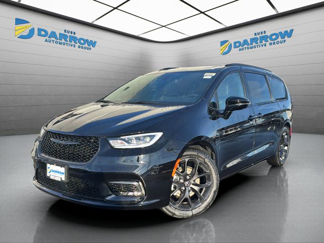 2026 Chrysler Pacifica Limited's photo