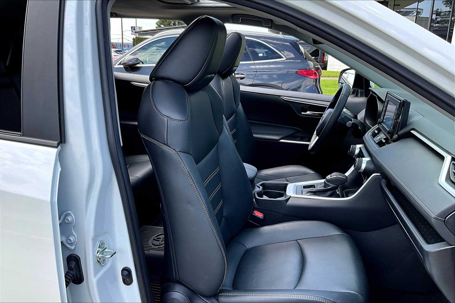 2021 Toyota RAV4 XLE Premium photo 8