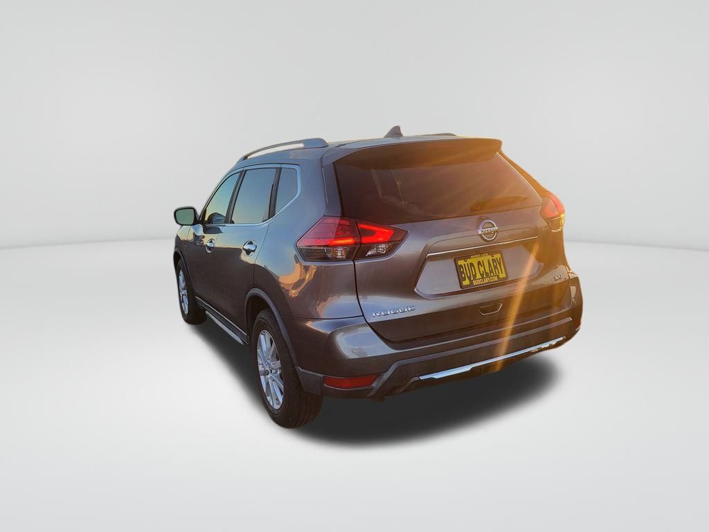 2017 Nissan Rogue SV photo 3