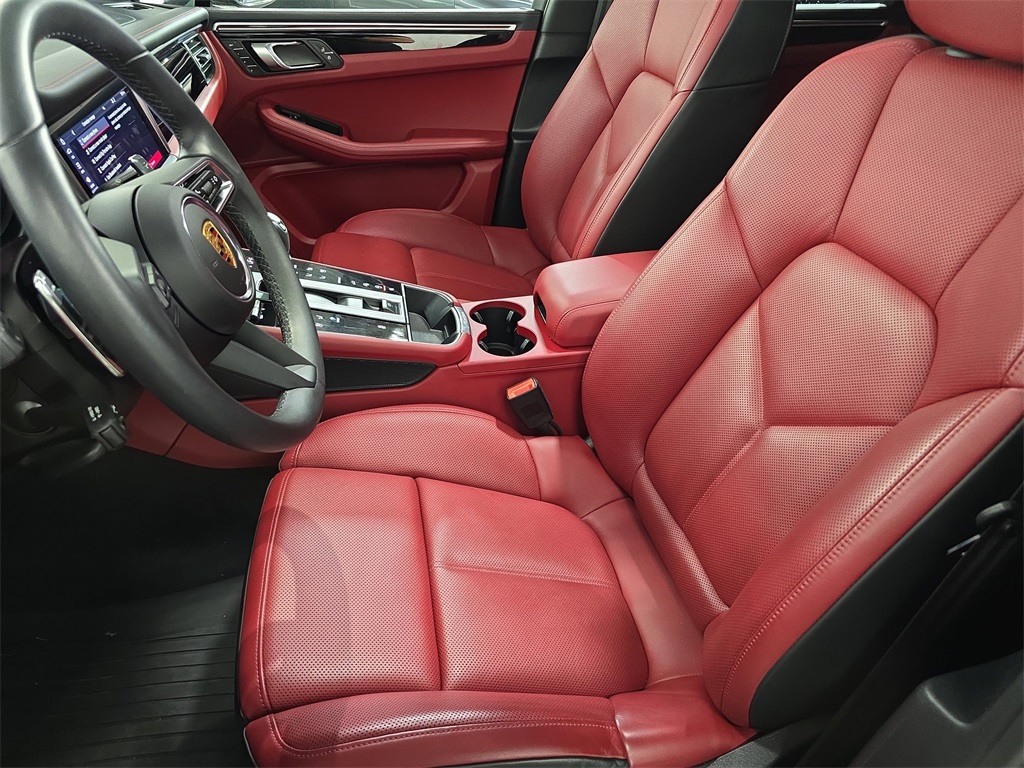 2023 Porsche Macan T photo 4