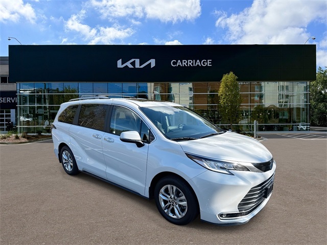 2024 Toyota Sienna Limited photo 2