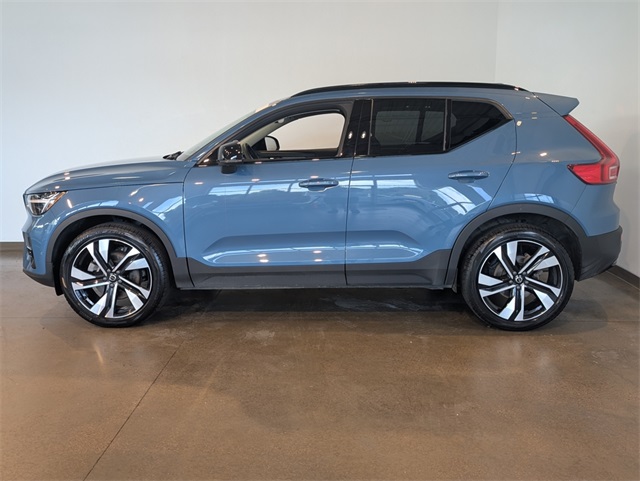 2023 Volvo XC40 Ultimate photo 3
