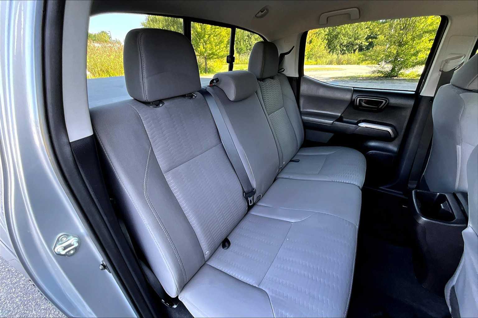 2016 Toyota Tacoma SR5 photo 19