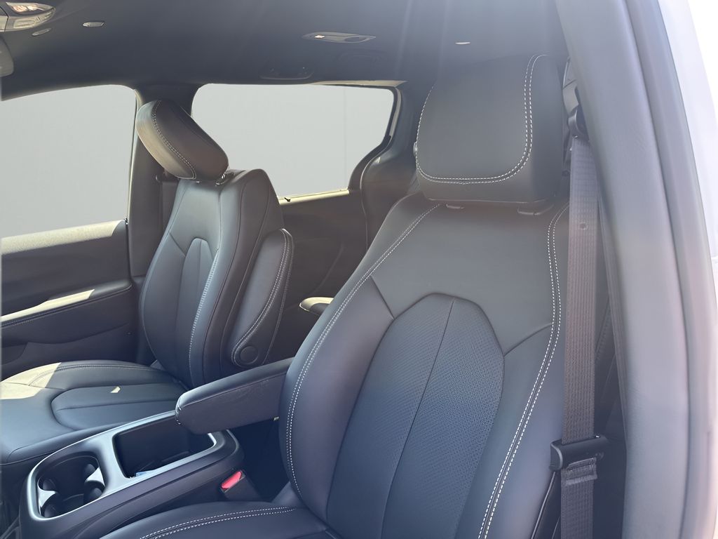 2026 Chrysler Voyager LX photo 25