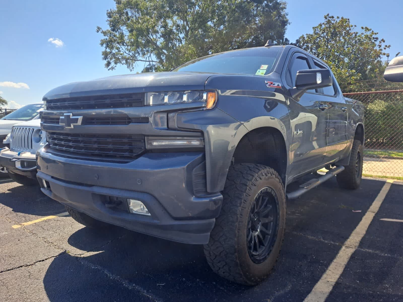 2022 Chevrolet Silverado RST photo 2