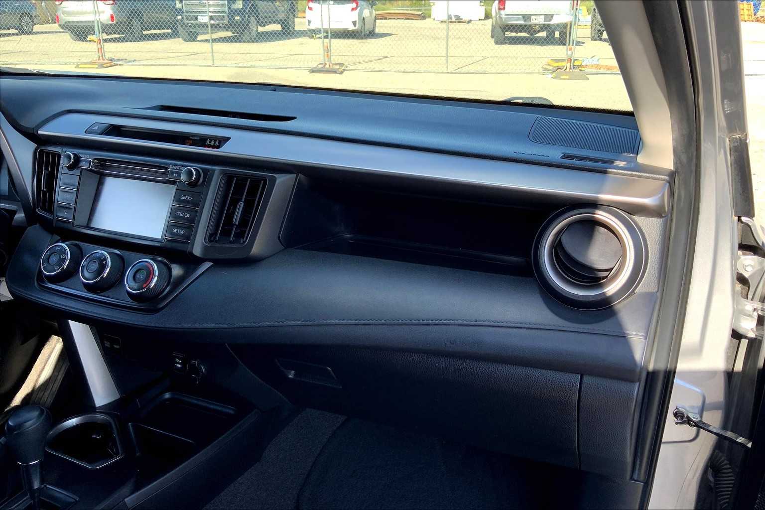 2018 Toyota RAV4 LE photo 17