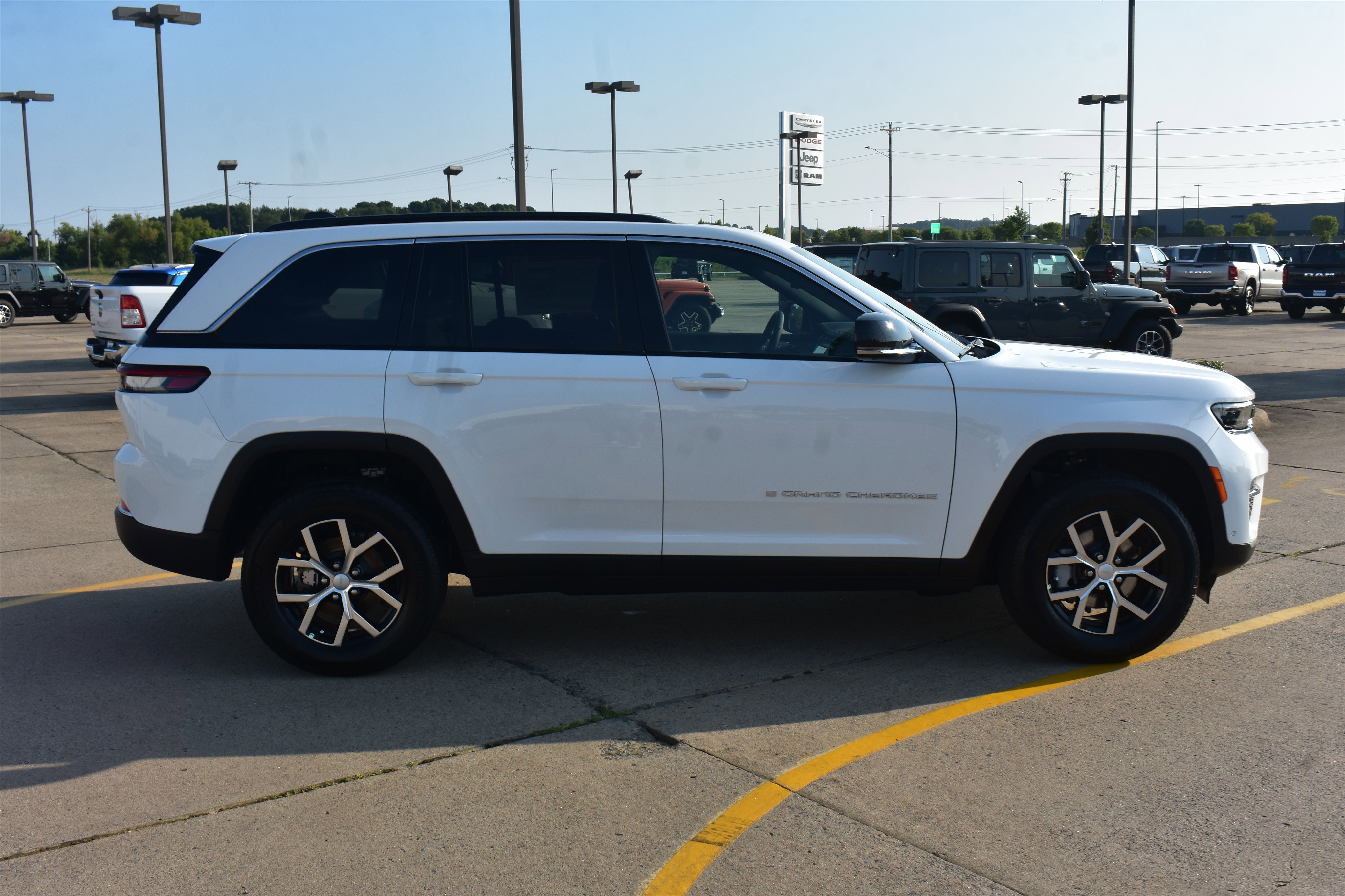 2025 Jeep Grand Cherokee Limited photo 2