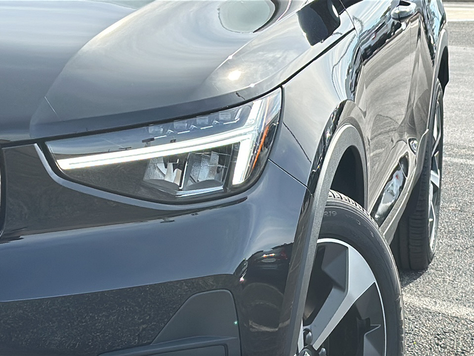 2025 Volvo XC40 Core photo 2