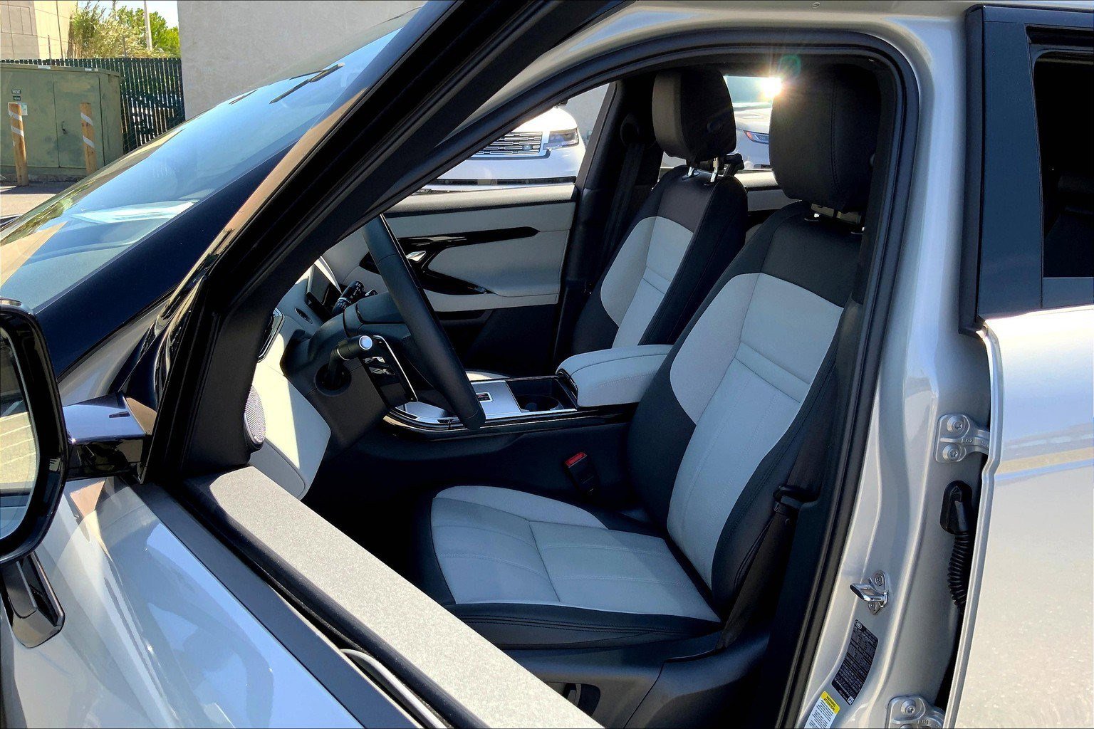 2026 Land Rover Range Rover Evoque Dynamic SE photo 6