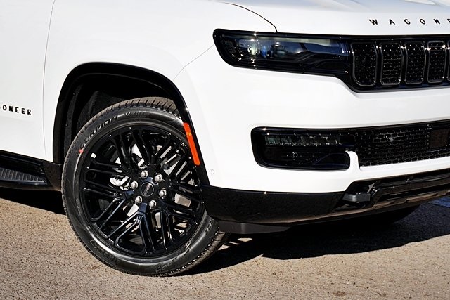 New 2025 Bright White Clear-Coat Exterior Paint Jeep Series II image 4