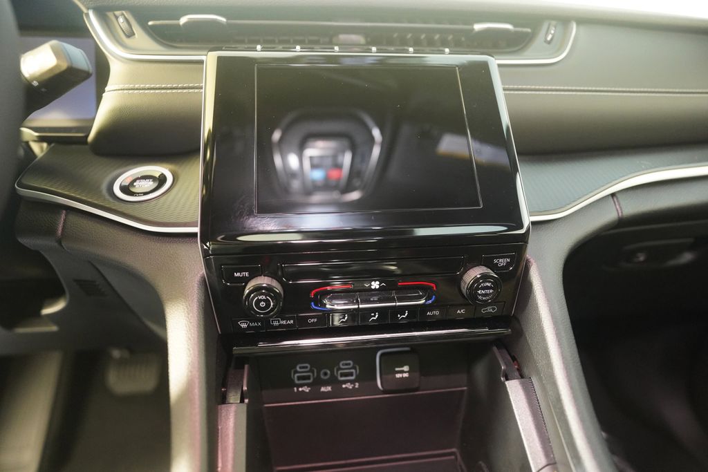 Used 2025 White Jeep Laredo image 17