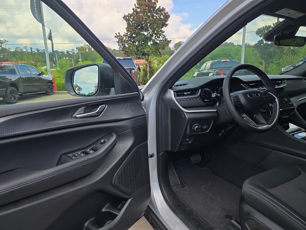 2025 Jeep Grand Cherokee Laredo X photo 12